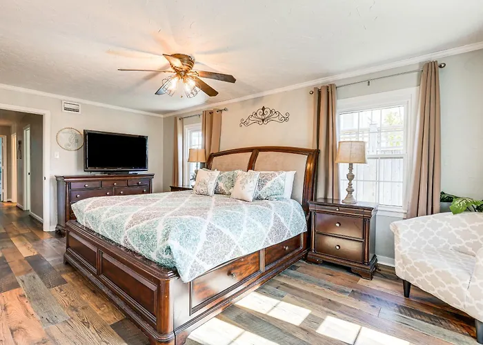 Galveston Group Getaway With Private Yard And Fire Pit