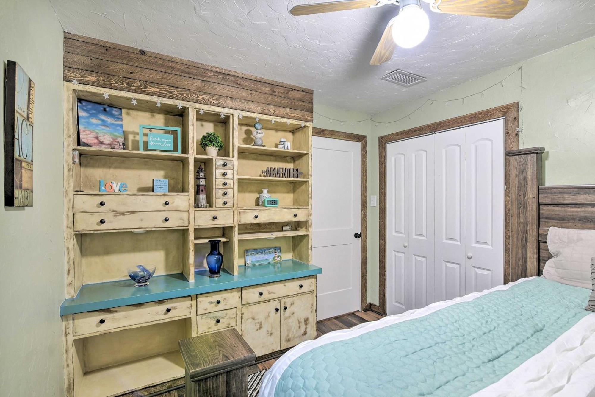 Group Getaway With Private Yard And Fire Pit * Galveston