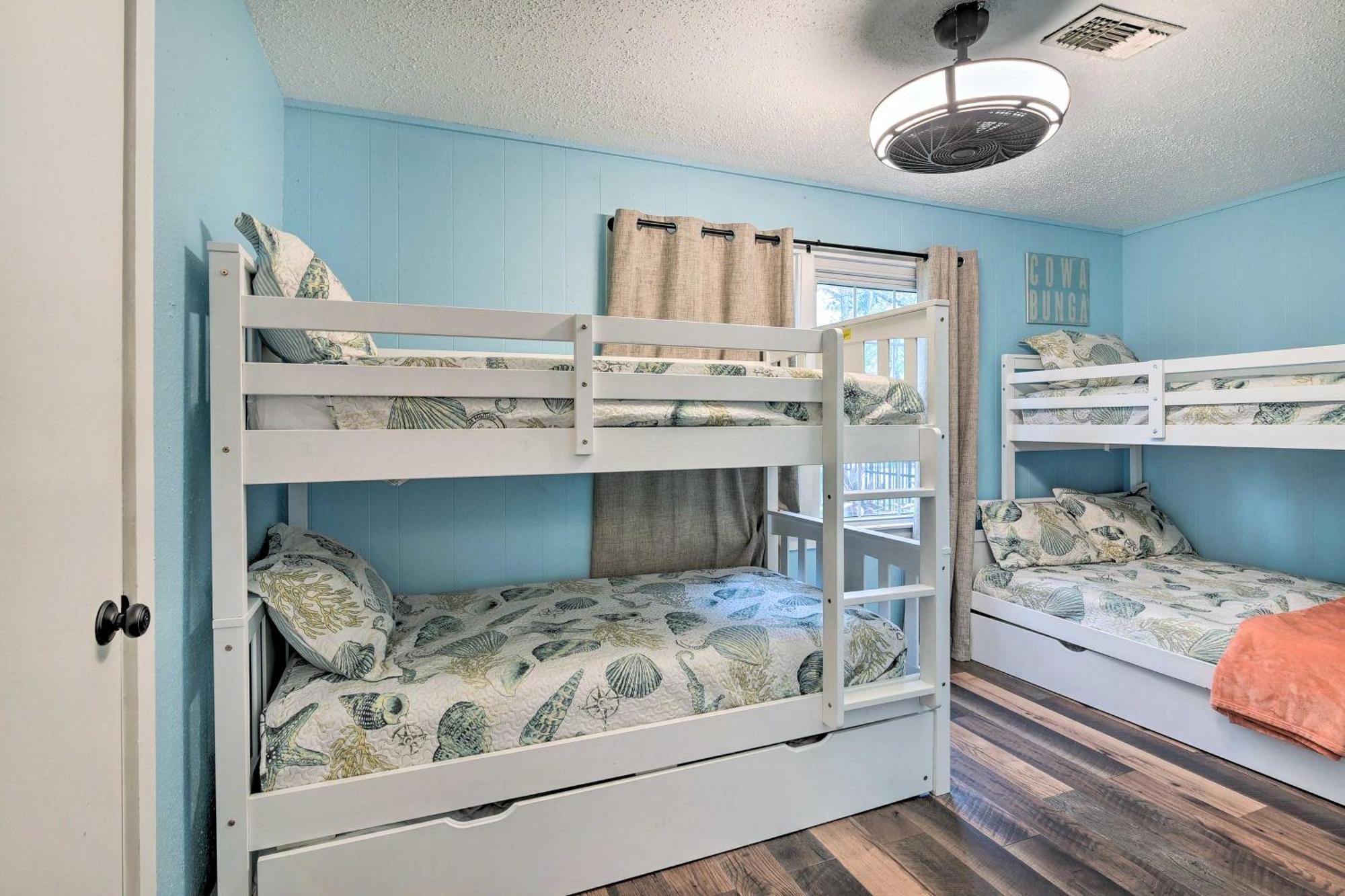 Group Getaway With Private Yard And Fire Pit Galveston