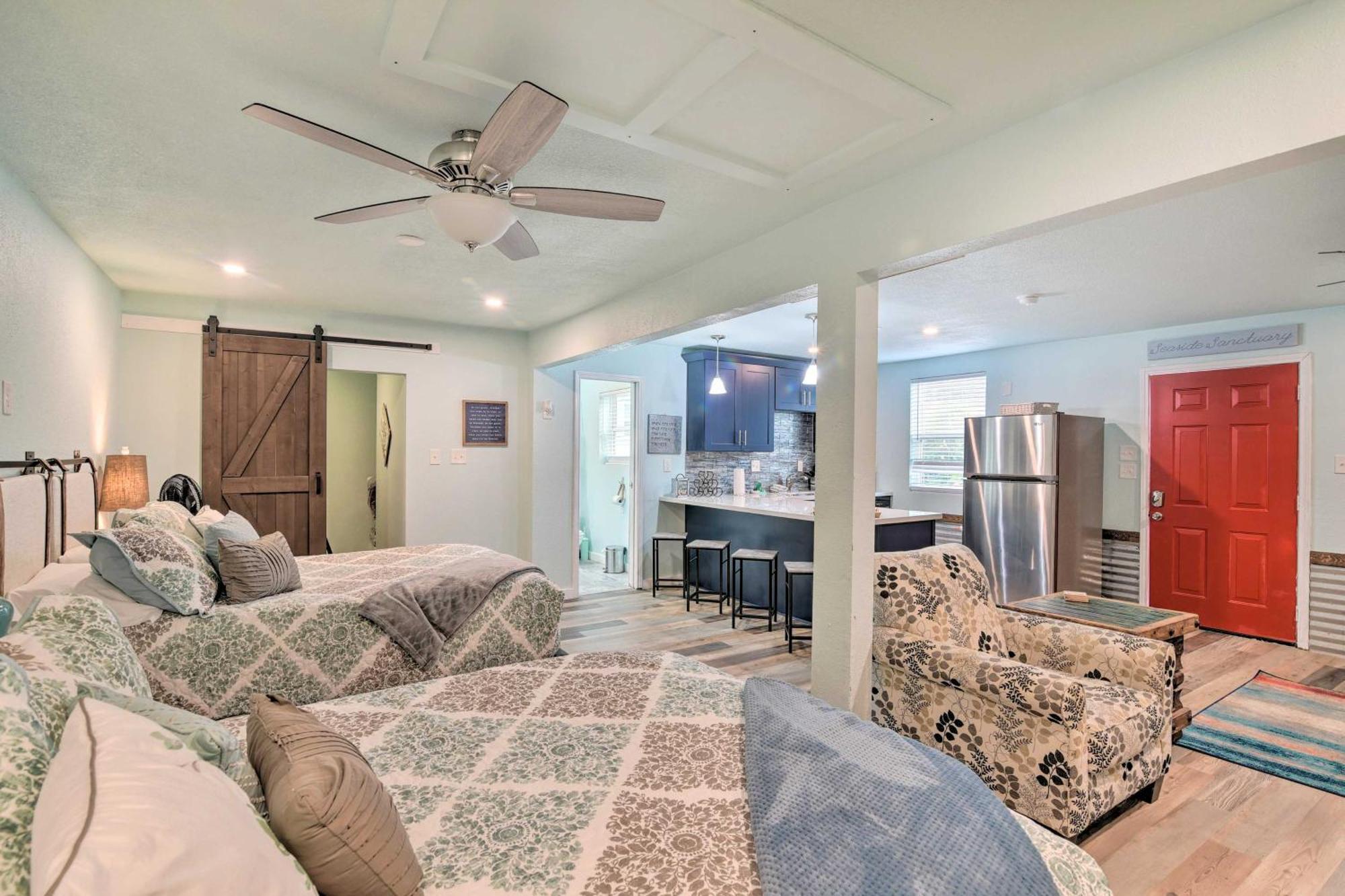 Group Getaway With Private Yard And Fire Pit Ferienhaus Galveston