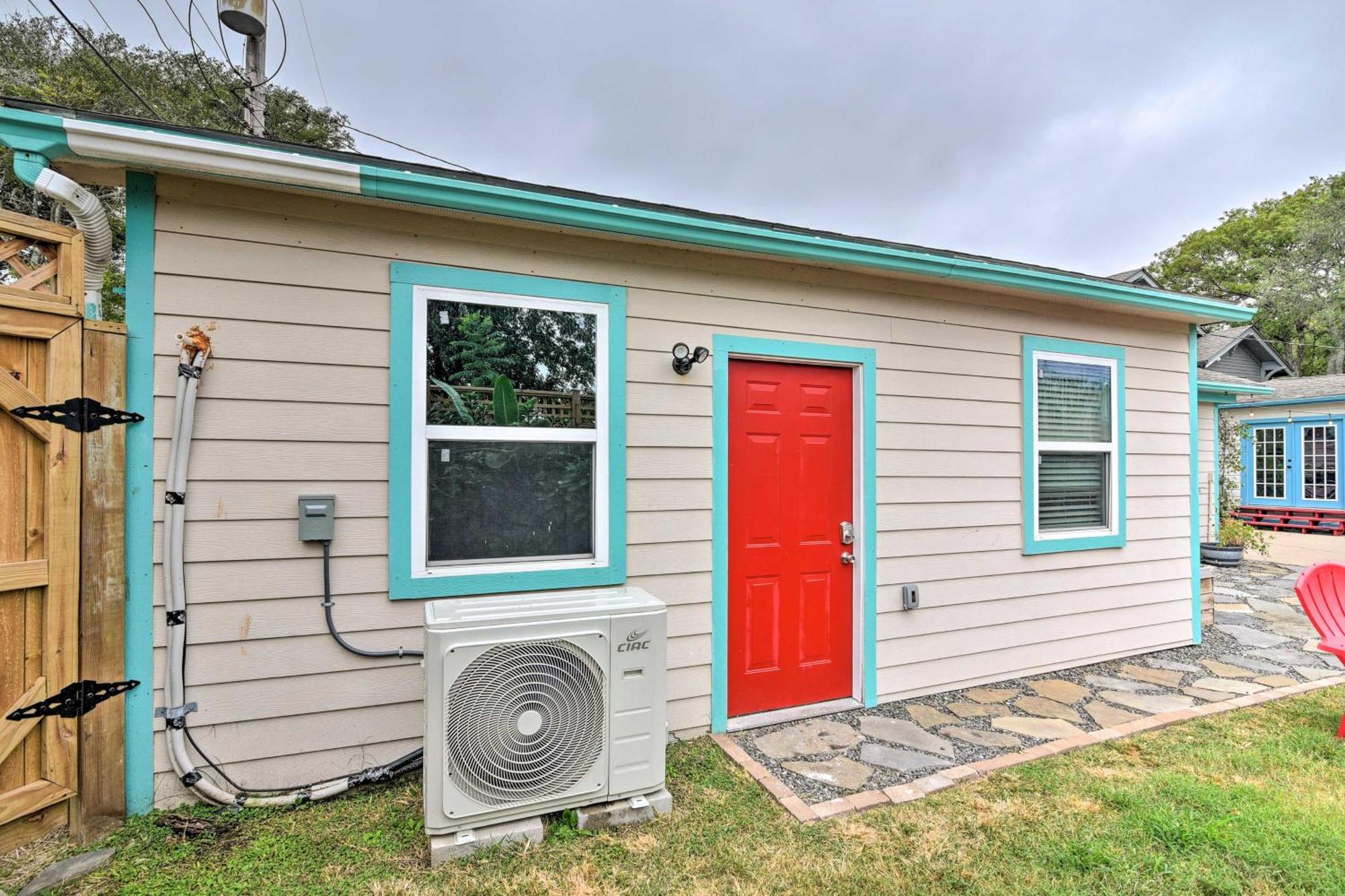 Casa vacanze Group Getaway With Private Yard And Fire Pit Galveston