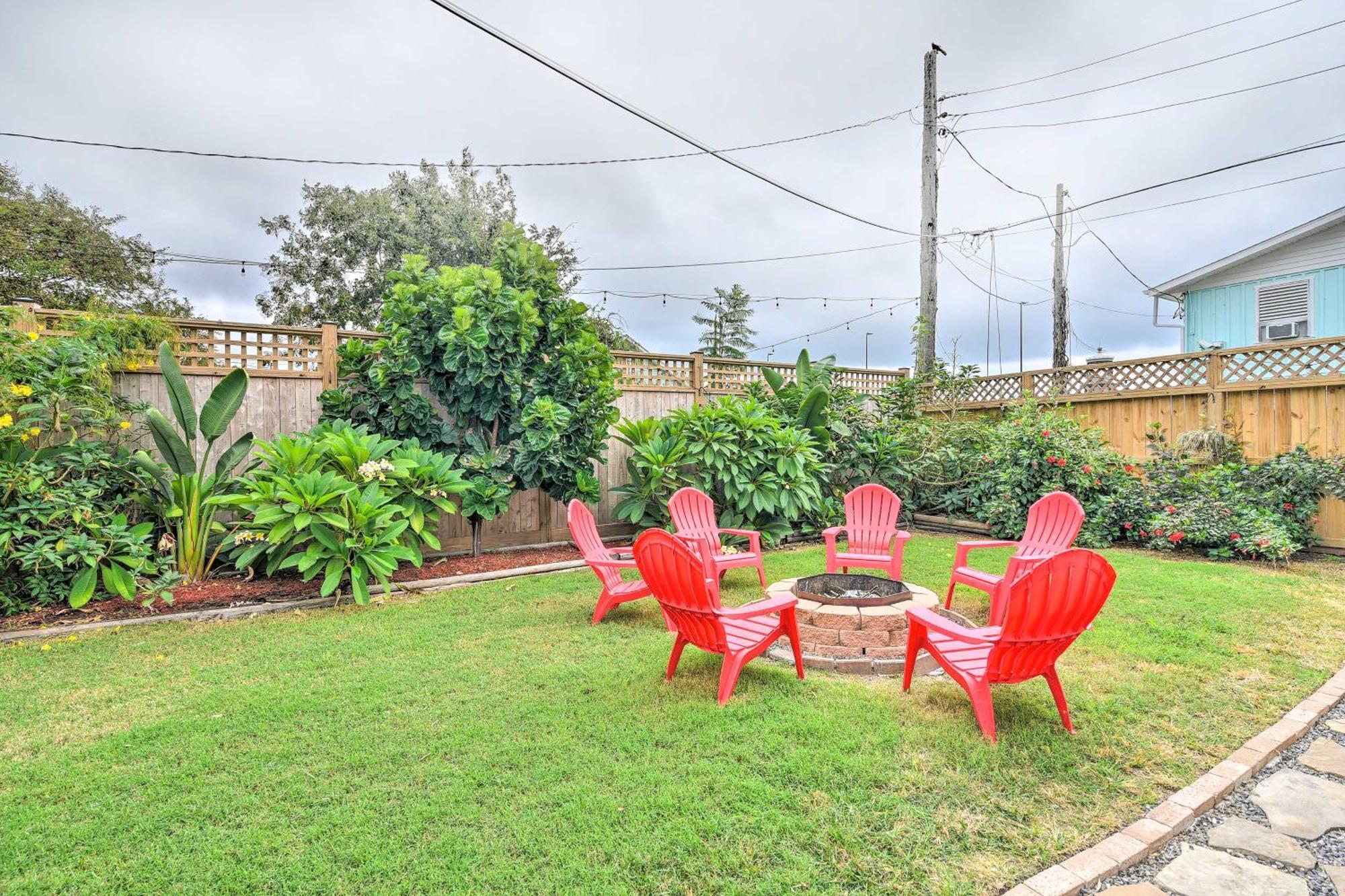 Group Getaway With Private Yard And Fire Pit Ferienhaus Galveston