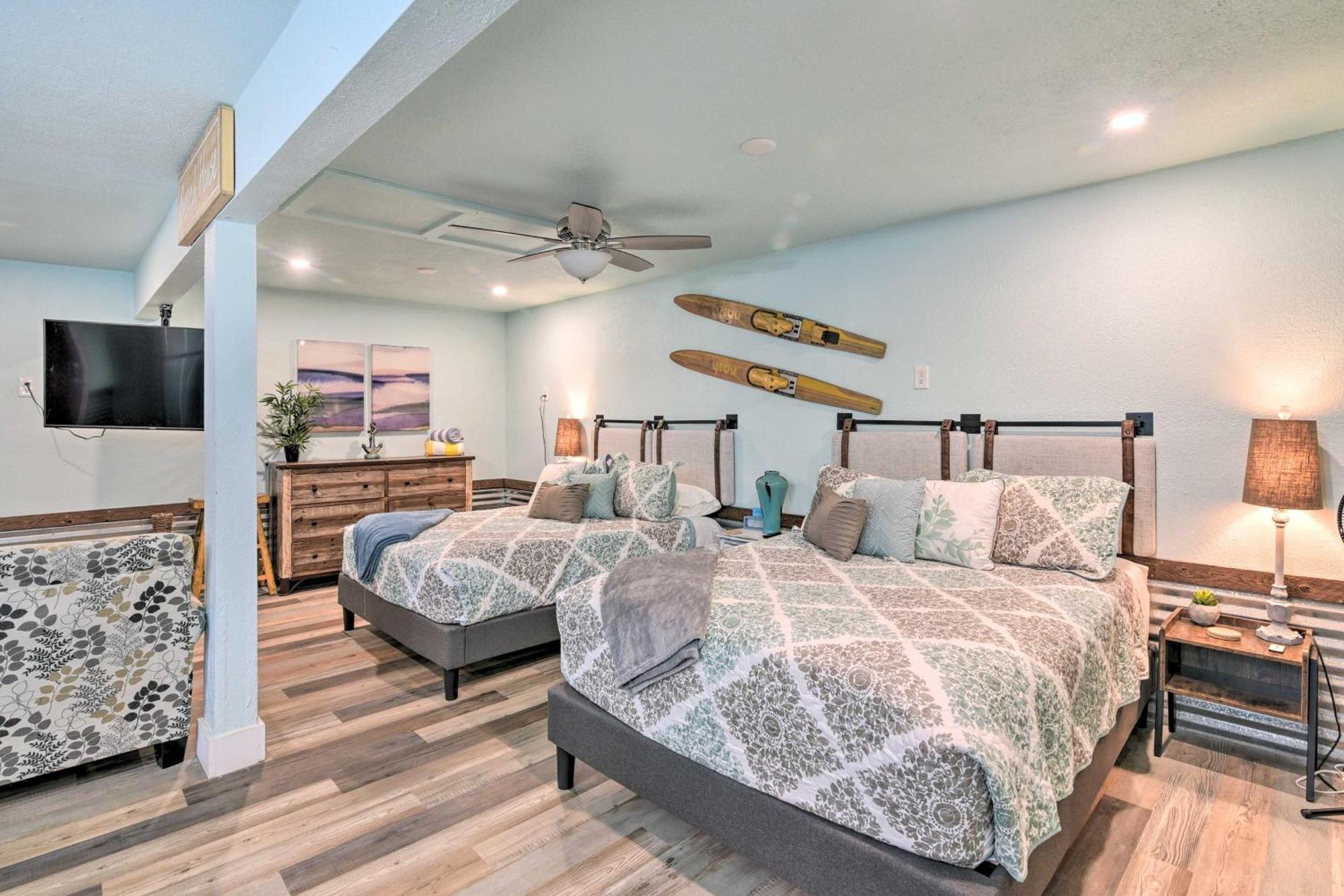 Group Getaway With Private Yard And Fire Pit Casa vacanze *
