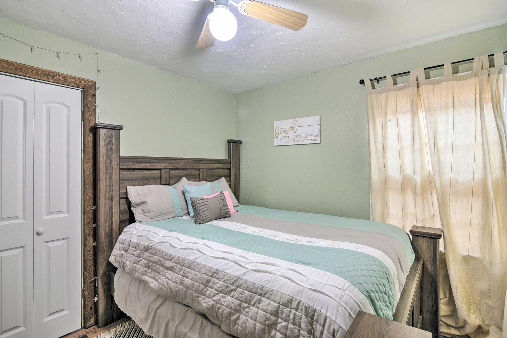 Casa vacanze Group Getaway With Private Yard And Fire Pit Galveston