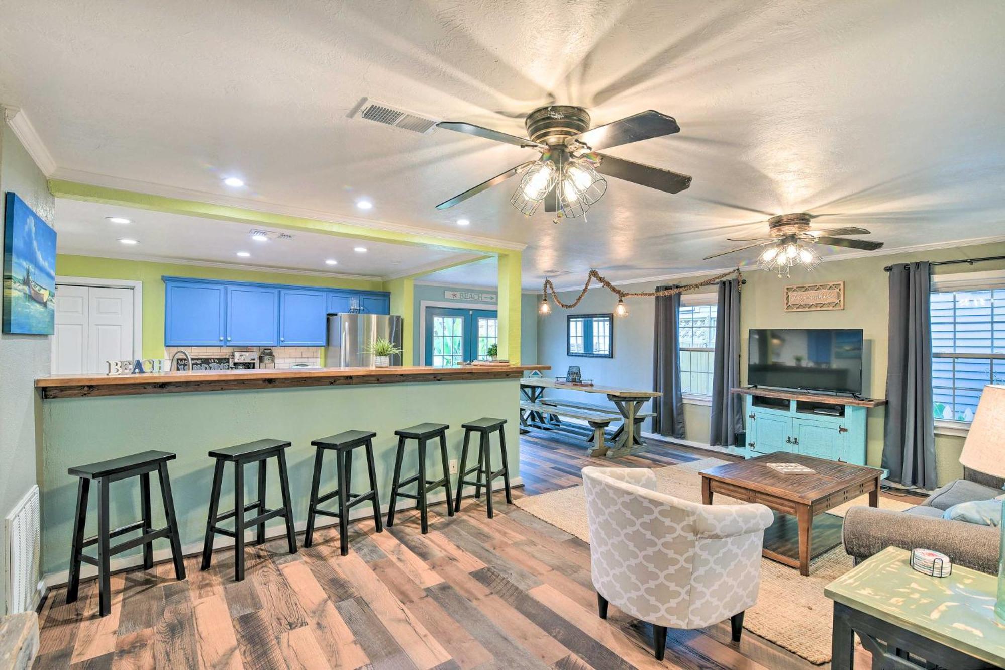 Group Getaway With Private Yard And Fire Pit Ferienhaus Galveston