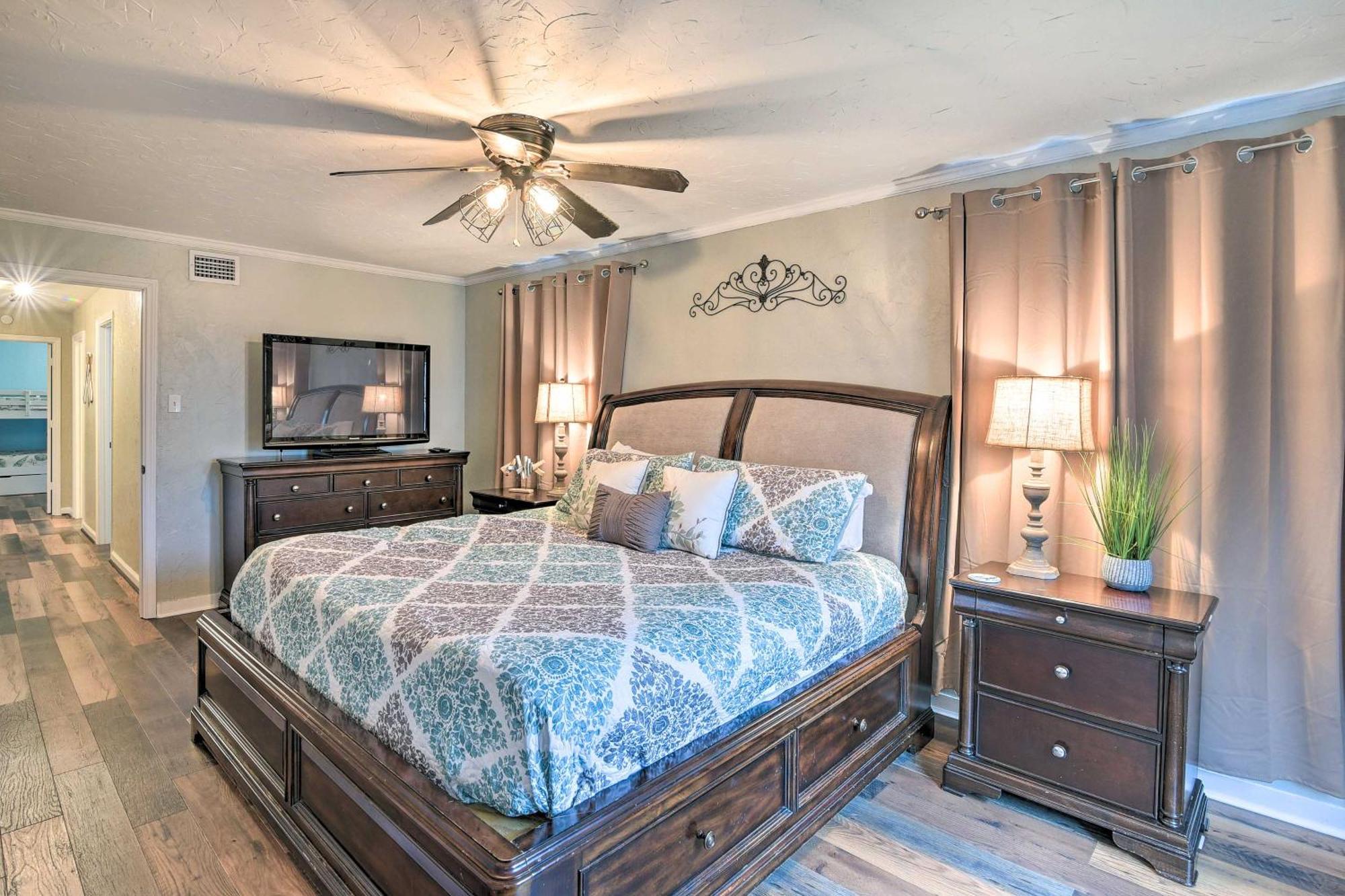 Group Getaway With Private Yard And Fire Pit Casa vacanze