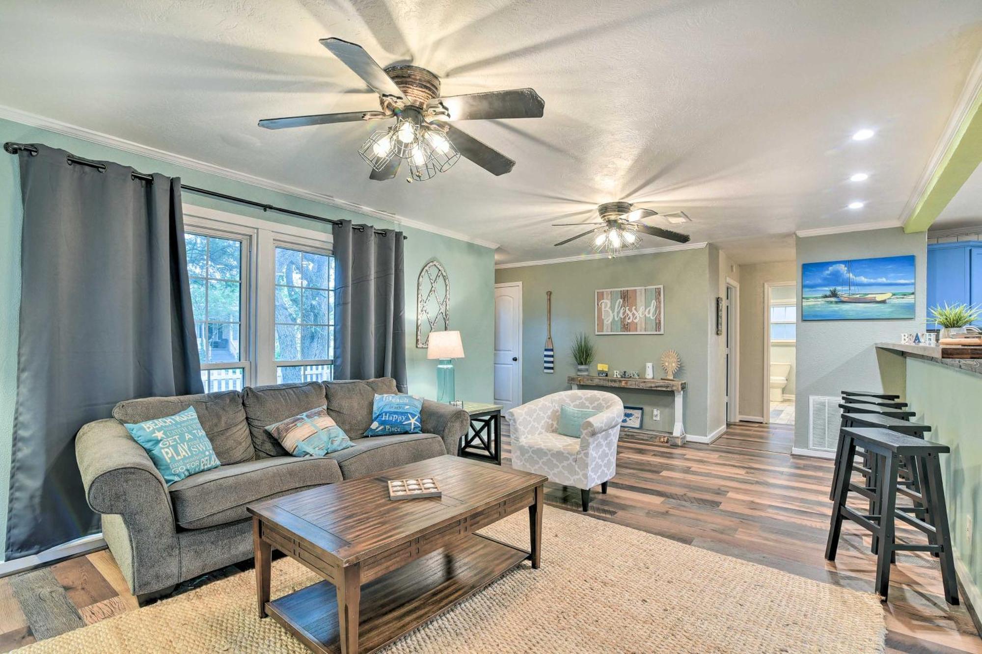 Group Getaway With Private Yard And Fire Pit Ferienhaus Galveston