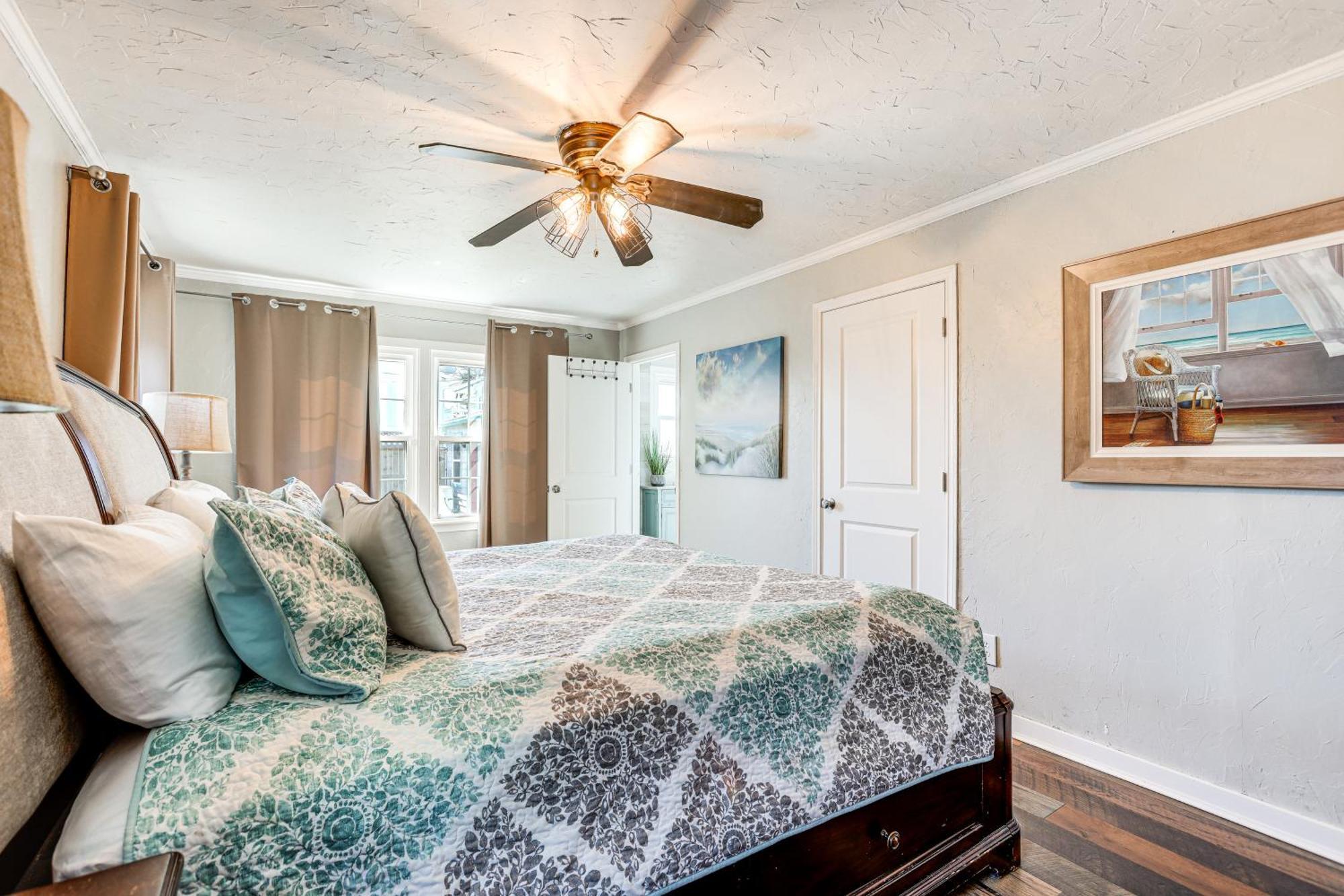 Group Getaway With Private Yard And Fire Pit Galveston